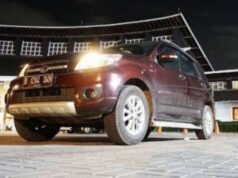 O vidro do farol do carro fica amarelo, é verdade que a lixa pode clareá-lo novamente?