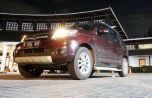 O vidro do farol do carro fica amarelo, é verdade que a lixa pode clareá-lo novamente?