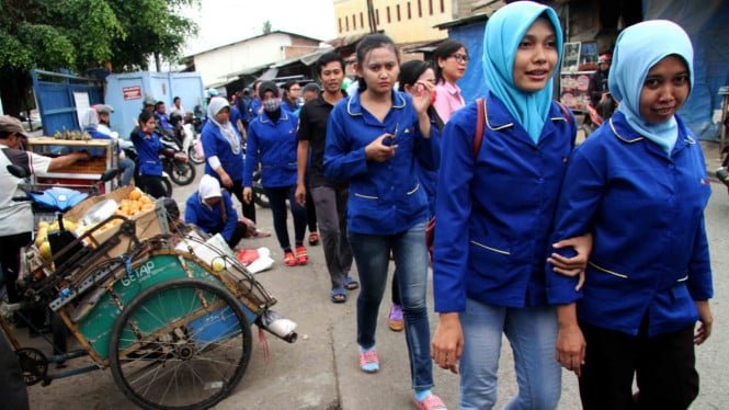 5be28346b9fdd-buruh-keluar-dari-pabrik-garmen-saat-jam-pulang-kerja-di-bekasi-jawa-barat_665_374.jpg