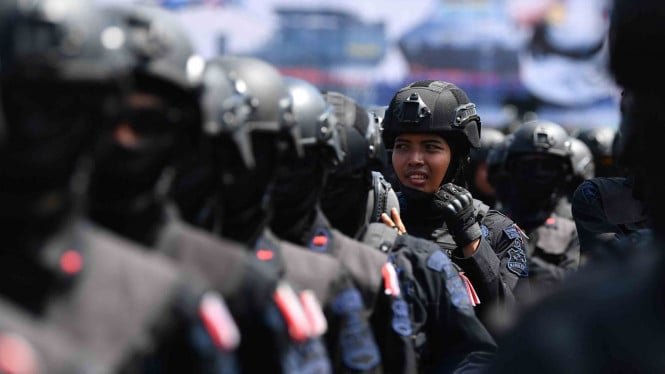 5cb560294c3db-anggota-brimob-polri-mengikuti-apel-patroli-skala-besar-tni-polri-di-jiexpo-kem_665_374.jpg