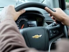 Não entrar em pânico! Esta é a razão pela qual o volante do carro parece pesado e a solução