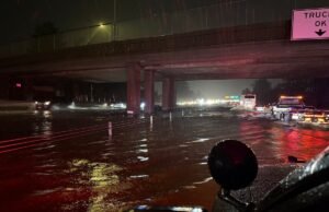 Fortes chuvas na Califórnia deixaram um morto enquanto a tempestade ameaça inundar o dia de Natal