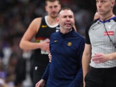 NBA multa o técnico do Nuggets, David Edelman, em US$ 35 mil por explosão com dirigentes, perde para o Rockets