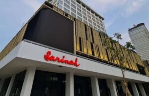 Dando as boas-vindas a Nataru, Sarina organiza uma série de programas de conscientização cultural e social