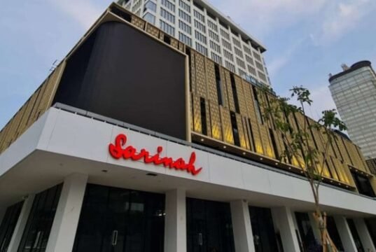 Dando as boas-vindas a Nataru, Sarina organiza uma série de programas de conscientização cultural e social