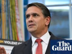 Resumo das notícias de Trump: Departamento de Justiça restaura imagem de arquivos de Epstein com Trump após protestos | administração trunfo