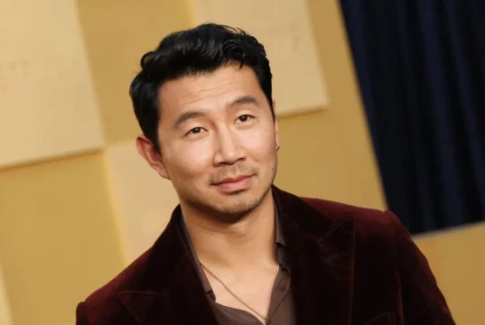 O ator Simu Liu deu vida à sua visão criativa como estrela e coprodutor do Teste de Copenhague