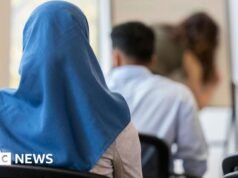 A Áustria proibiu o uso de lenços de cabeça nas escolas para meninas menores de 14 anos