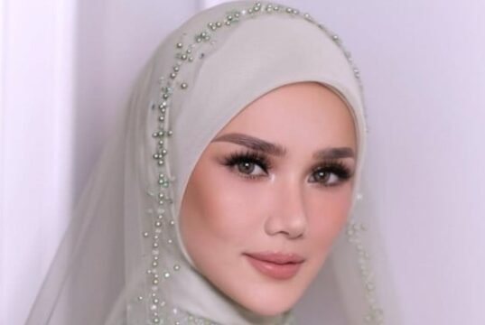 viral! Enquanto Mulan Jamila beijava a mão da mãe de Maia Astianti, os internautas destacaram a expressão de sua mãe.