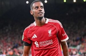 Dolorosamente, o Liverpool anuncia que Alexander Isak está com um osso quebrado no pé