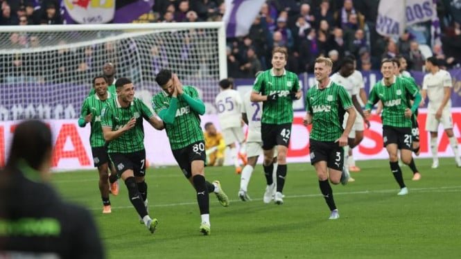 6934bae6257a5-jay-idzes-dan-para-pemain-sassuolo-rayakan-gol_665_374.jpg