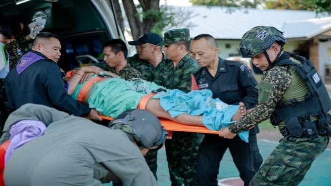 6936a80ab6219-militer-thailand-mengevakuasi-warga-korban-serangan-kamboja-di-perbatasan_665_374.jpg