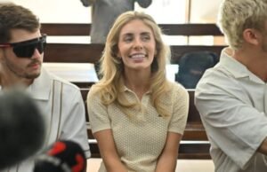 Torne-o feroz! Bonnie Blue usa uma bandeira vermelha e branca atrás da saia durante um protesto em frente à Embaixada da Indonésia em Londres