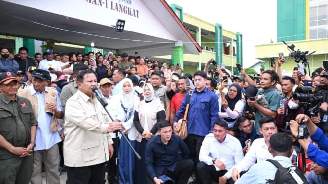 693d32cd3fa33-presiden-ri-prabowo-subianto-di-posko-pengungsian-sman-1-langkat_665_374.jpg