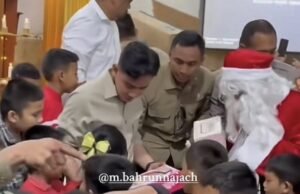 Momento viral de emoção quando o vice-presidente Gibran e Sinterklaas compartilham presentes de Natal no Norte de Sumatra