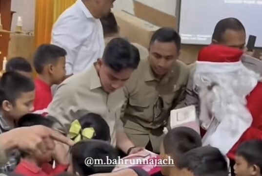Momento viral de emoção quando o vice-presidente Gibran e Sinterklaas compartilham presentes de Natal no Norte de Sumatra