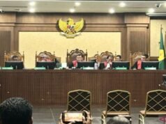 Ainda sem condições de enfrentar a sessão, o caso do Chromebook de Nadeem foi adiado para janeiro