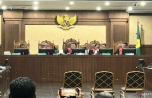 Ainda sem condições de enfrentar a sessão, o caso do Chromebook de Nadeem foi adiado para janeiro