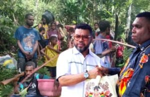 Senador da Papua Ocidental distribui ajuda aos refugiados de Bintuni
