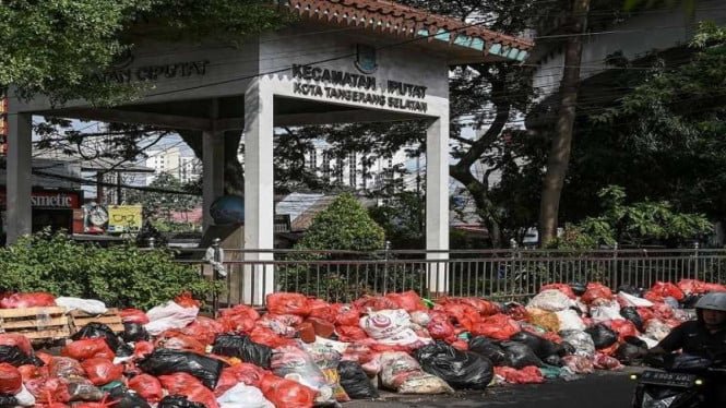 694d096453a85-tumpukan-sampah-di-depan-kantor-kecamatan-ciputat-tangerang-selatan_665_374.jpg