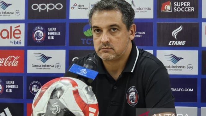 6953e0d5a3003-pelatih-arema-fc-marcos-santos_665_374.jpg