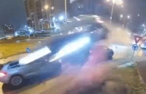 Vídeo chocante mostra Mercedes-Benz atacando o trânsito antes de bater