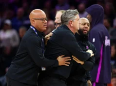 O técnico do Timberwolves, Chris Finch, foi multado em US$ 45 mil pela NBA