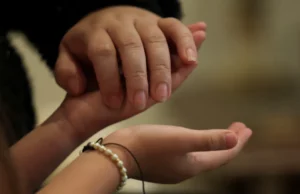 ICE ameaça separação familiar e detenção indefinida para cumprir as metas de deportação do presidente Trump