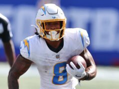 Os Chargers ativaram oficialmente o RB Omarion Hampton do reserva lesionado, que deverá jogar contra os Eagles