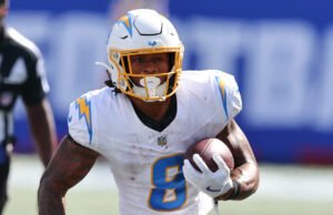 Os Chargers ativaram oficialmente o RB Omarion Hampton do reserva lesionado, que deverá jogar contra os Eagles