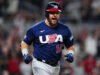 Kyle Schwarber entre os 4 novos jogadores anunciados para a escalação do World Baseball Classic dos EUA no dia em que ele ganha um contrato de US$ 150 milhões