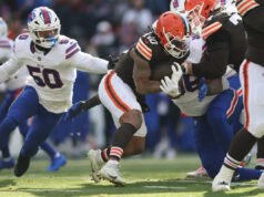Browns RB Quinshawn Judkins deixou o campo no carrinho contra Bills, saiu cedo com uma lesão na perna