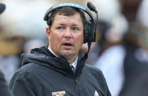 Tulane promove Will Hall a treinador principal, substituindo John Sumrall