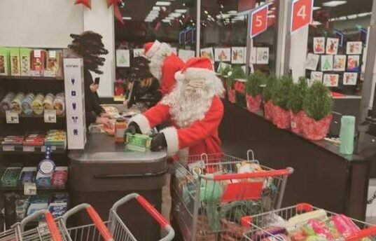 Ladrões vestidos de Papai Noel e duendes roubaram US$ 3,2 mil de supermercado canadense