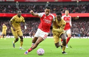 Por que o Arsenal x Crystal Palace está sendo disputado com uma semana de atraso?