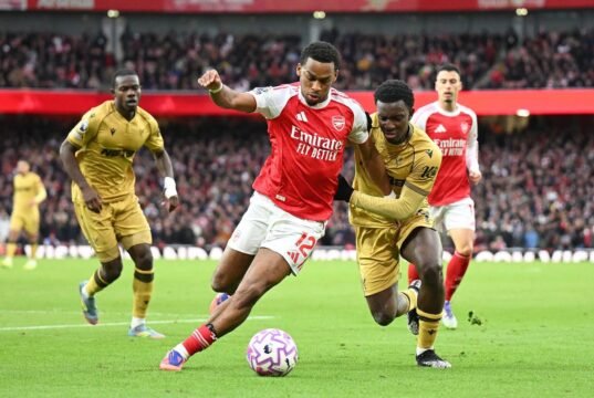 Por que o Arsenal x Crystal Palace está sendo disputado com uma semana de atraso?