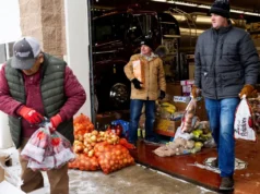 Longas filas nas despensas de alimentos: a inflação testa o terreno de Trump em Michigan