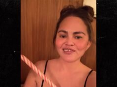 Chrissy Teigen remove dente da frente de bastão de doces em vídeo hilário