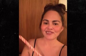 Chrissy Teigen remove dente da frente de bastão de doces em vídeo hilário