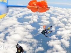 Momento em que pára-quedas de paraquedista envolve avião