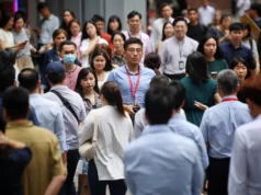 Abraços de trabalho em Cingapura: envolvimento dos funcionários