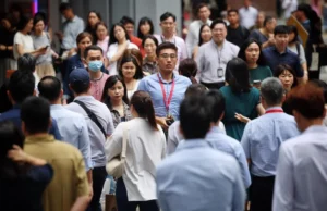Abraços de trabalho em Cingapura: envolvimento dos funcionários