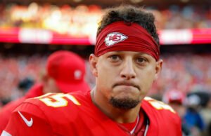 Patrick Mahomes perdeu outro defensor cego quando o LT Wanya Morris sofreu uma lesão no joelho na partida de abertura contra os Texans, deixando os Chiefs na terceira corda