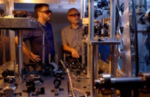 Na semana passada, alguns dos relógios atômicos do mundo atrasaram 5 milionésimos de segundo.