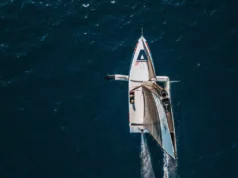 Ainslie assina acordo com Oakley Capital para financiar candidatura à British America’s Cup