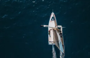 Ainslie assina acordo com Oakley Capital para financiar candidatura à British America’s Cup