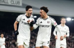 O pênalti de Raul Jimenez valeu ao Fulham uma vitória por pouco sobre o Nottingham Forest