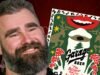 Jason Kelce dá voz ao disco de vinil natalino do Garage Bear