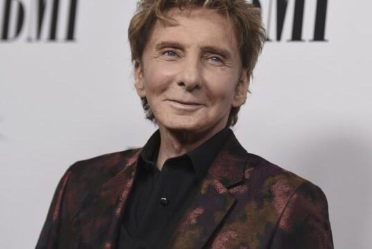 Cantor Barry Manilow é diagnosticado com câncer de pulmão