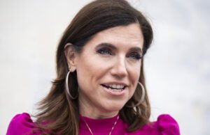 O comportamento desagradável de Nancy Mays e a inclinação racista de Trump